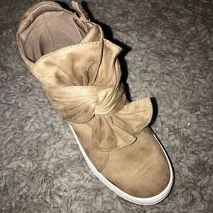 FOREVER TWISTED KNOT SNEAKER - TAUPE